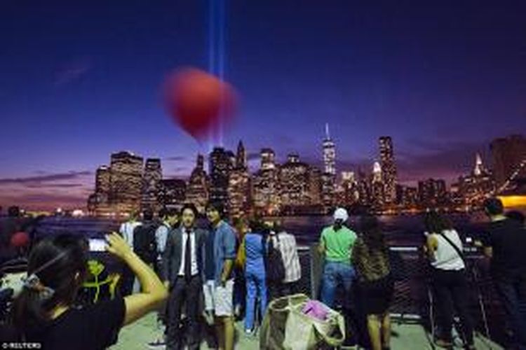 Dua gedung pencakar langit yang berhasil dibangun di sekitar jatuhnya menara kembar sudah mulai dibuka. Sementara itu, One World Trade Center, gedung tertinggi di belahan bumi Barat akan dibuka akhir tahun ini.