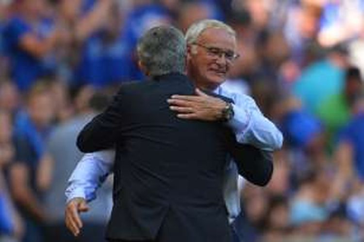 Pelukan Jose Mourinho kepada Claudio Ranieri saat Manchester United dan Leicester City berhadapan di Community Shield, Minggu (7/8/2016).