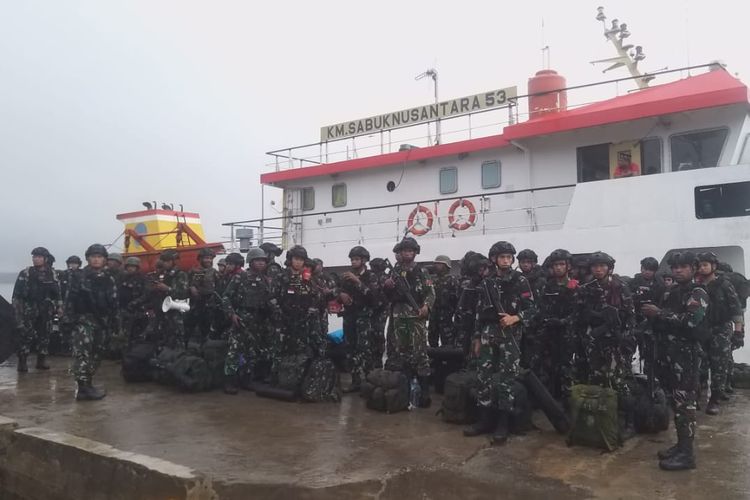 Pasukan yang bertolak dari Kabupaten Merauke, Papua Selatan, tiba di Kabupaten Asmat menggunakan kapal perintis KM Sabuk Nusantara 53, Rabu (5/7/2023). Pasukan itu dikirim untuk mengamankan kunjungan Presiden Joko Widodo