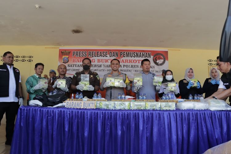 Kapolres Asahan, AKBP Afdal Junaidi saat memaparkan peredaran sabu 25 kg di Kabupaten Deli Serdang, Sumatera Utara, Rabu (2/10/2024)