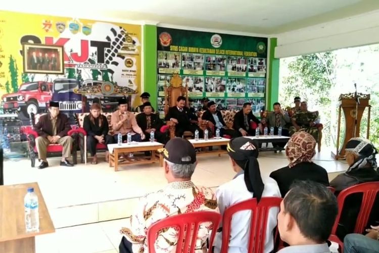 Kesultanan Selaco atau Selacau Tunggul Rahayu menggelar acara syukuran khusus karena telah viral dan lebih dikenal di media di Istana Kesultanan Kecamatan Parung Ponteng Kabupaten Tasikmalaya, Kamis (25/1/2020).