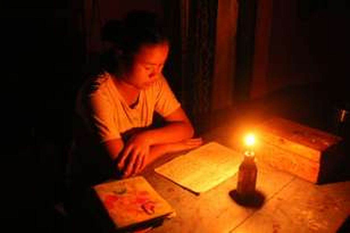 Iman Kristina Ndraha, siswi SMPN 6 Bawolato, berasala dari Desa Tagaule Kecamatan Bawolato, Kabupaten Nias, belajar menggunakan lampu teplok akibat dari defisit daya listrik dari PT PLN Area Nias.