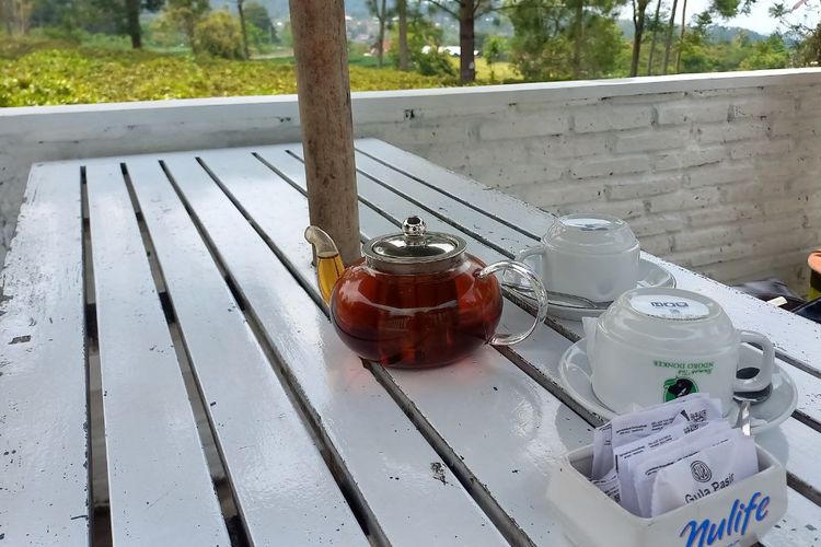 Tempat duduk yang tepat berada di samping hamparan kebun teh di Ndoro Donker, Kemuning, Karanganyar.