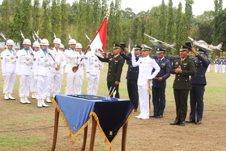 Para lulusan PSDP Penerbang TNI tahun 2019 saat diambil sumpah jabatan di Lapangan Jupiter Lanud Adisutjipto Yogyakarta Senin (4/11/2019). 