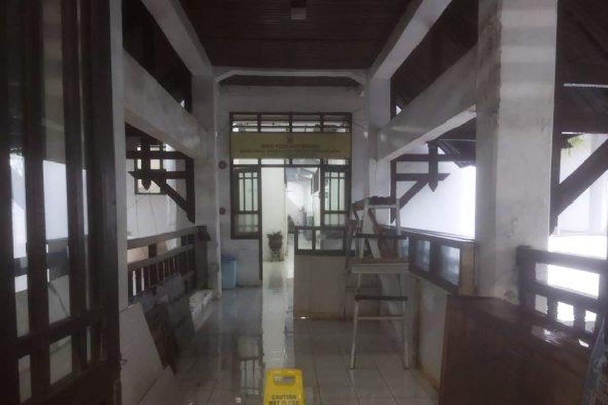 Kondisi terkini gedung bocor akibat hujan dan genangan air di Kantor Gubernur Sulsel, Senin (13/2/2023). 