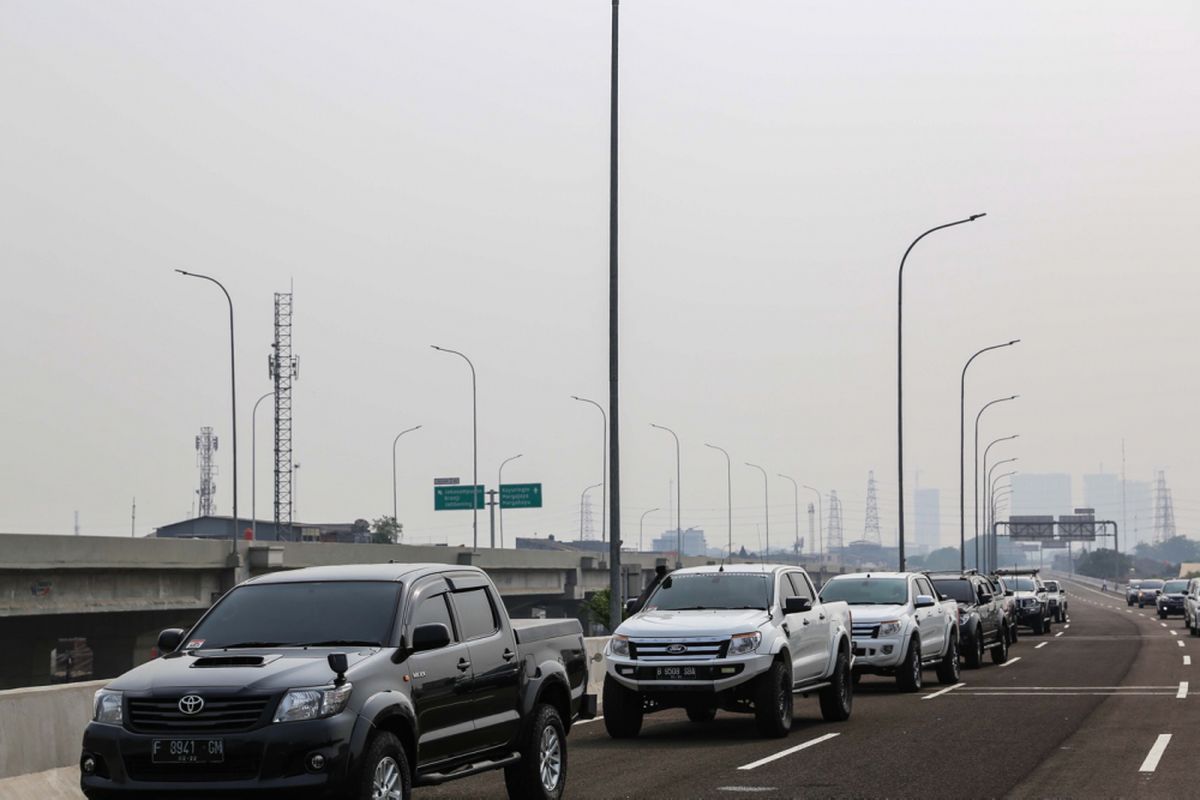 Suasana ruas jalan tol Bekasi-Cawang-Kampung Melayu (Becakayu),  yang diresmikan Presiden Joko Widodo di kawasan Jakasampurna, Bekasi, Jawa Barat, Jumat (3/11/2017). Presiden Joko Widodo meresmikan ruas jalan tol yakni Seksi 1B dan 1C sepanjang 8,26 kilometer yang terbentang dari Cipinang Melayu-Pangkalan Jati-Jakasampurna. 