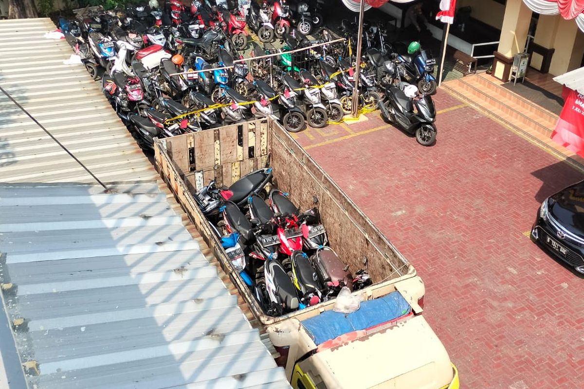 Motor hasil curian disimpan di dalam truk dari Jakarta menuju Lampung. Setelah dicek petugas Polsek Tambora, truk itu membawa delapan sepeda motor curian. 