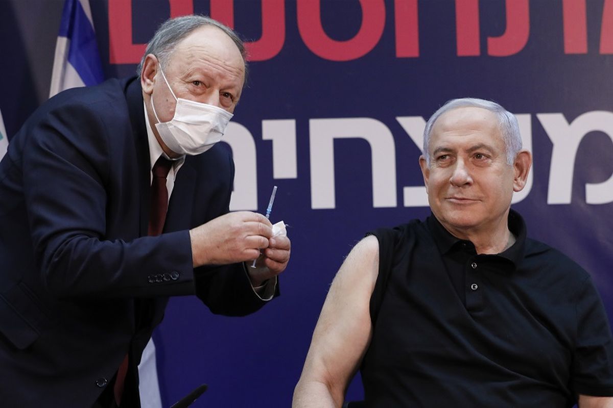 Perdana Menteri Israel Benjamin Netanyahu dalam foto tengah bersiap untuk menerima vaksin virus corona di Sheba Medical Center, rumah sakit terbesar di negara itu, di Ramat Gan dekat kota pesisir Tel Aviv, pada 19 Desember 2020.