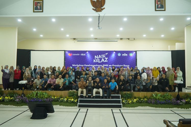 Lazada Indonesia (Lazada) melalui Gerakan Akselerasi Karya Rakyat (AKAR) Digital Indonesia menyelenggarakan pelatihan Naik KeLaz berkonsep Training of Trainer (ToT) kepada 100 guru sekolah menengah kejuruan (SMK) di Jawa Barat. Bertempat di SMKN 3 Bandung, Jawa Barat (15/06/2023), Training of Trainer yang dilakukan bersama Dinas Pendidikan Jawa Barat menjadi salah satu bukti komitmen Lazada dalam mengembangkan perekonomian digital Indonesia selama 11 tahun terakhir.  