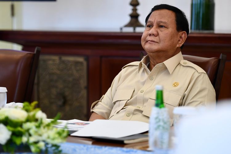 Presiden Prabowo Subianto masuk dalam daftar 10 pemimpin dunia berpengaruh 2025 versi The Straits Times. Prabowo memimpin rapat terbatas soal Pemberdayaan masyarakat. Rapat dihadiri oleh sejumlah menteri di Istana Kepresidenan Bogor, Jumat (3/1/2025). 