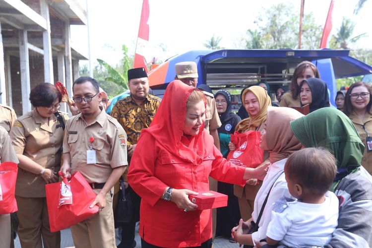 Wali Kota Semarang Hevearita Gunaryanti Rahayu saat mendengarkan keluhan warga dalam kegiatan Mbak Ita Sapa Warga di Sembungharjo, Senin (6/11/2023).
