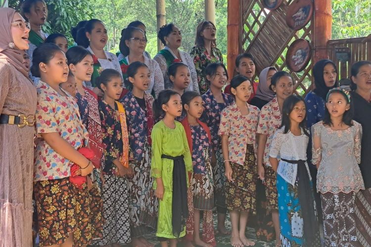Ibu-ibu dan anak-anak bernyanyi dalam suatu kegiatan di Kampung Budaya Polowijen, Kota Malang beberapa waktu lalu. 