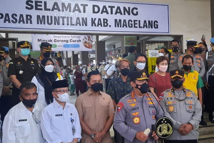Kapolri Jenderal Listyo Sigit Prabowo seusai meninjau Pasar Muntilan, Kabupaten Magelang, Jawa Tengah, Rabu (30/3/2022).