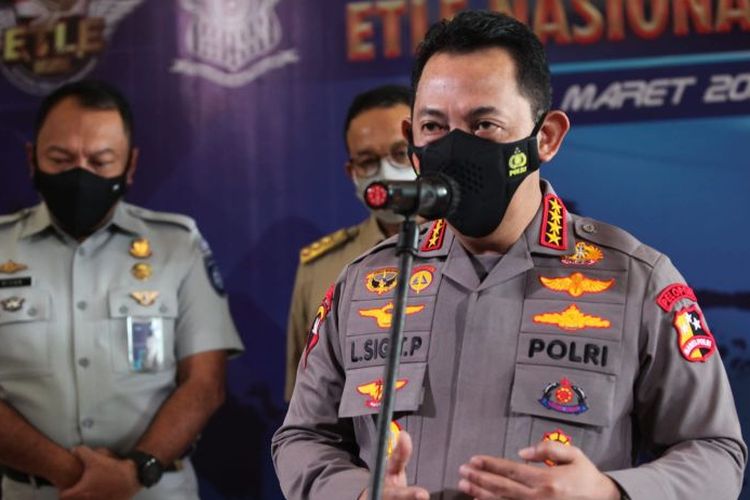 Kapolri Jenderal Listyo Sigit Prabowo menyampaikan keterangan pers di Kota Surabaya, Sabtu (26/3). 
