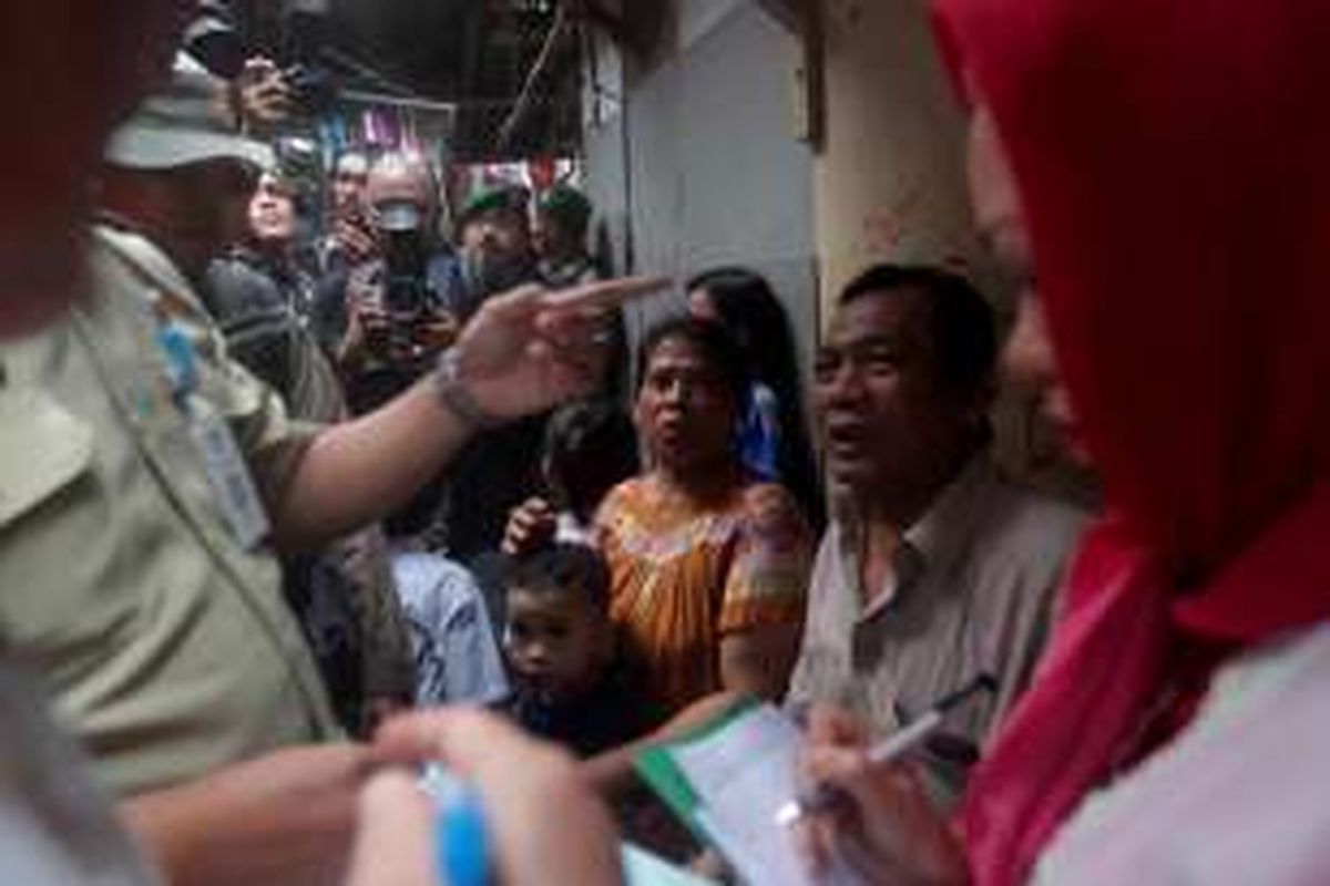 Petugas melakukan pendataan warga sekaligus membagikan surat peringatan pertama di kawasan Kalijodo, Kelurahan Penjagalan, Kecamatan Penjaringan, Jakarta Utara, Kamis (18/2/2016).