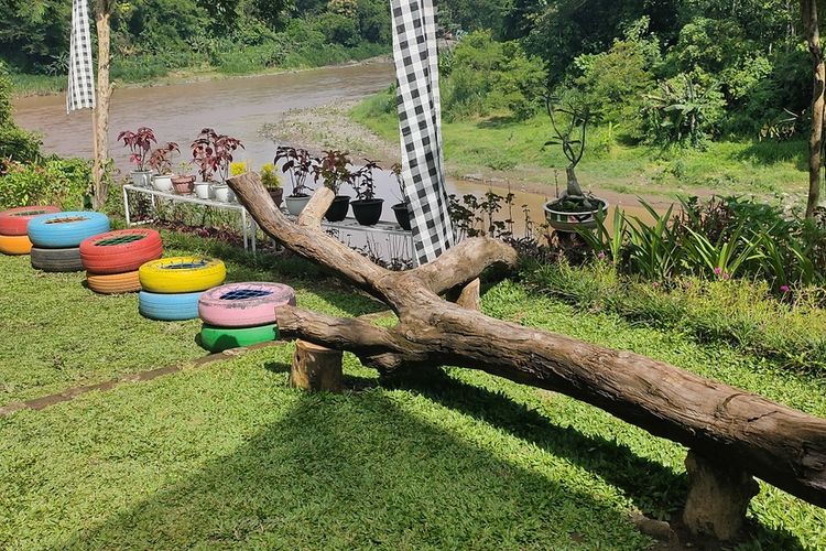 Salah satu sudut foto berlatar tikungan Sungai Progo di Taman Tresno Jasa Marga di Pedukuhan Dukuh, Kalurahan Wijimulyo, Kapanewon Nanggulan, Kabupaten Kulon Progo, Daerah Istimewa Yogyakarta.