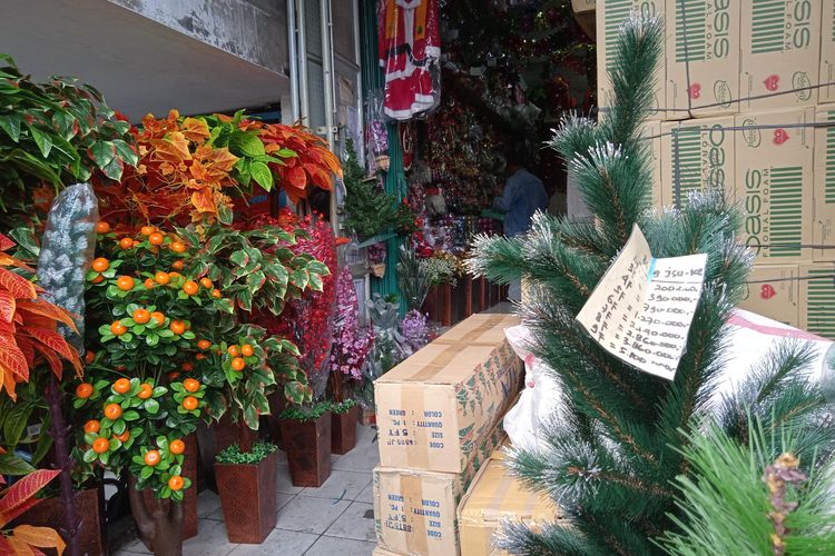 Toko yang menjual perlengkapan Natal di Pasar Asemka