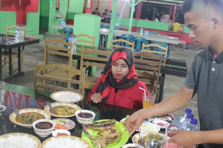Pengunjung menyantap makanan di Warung Awak Awai 2, Jalan T Nyak Arief, Simpang Mesra, Banda Aceh, Senin (30/1/2017) malam.