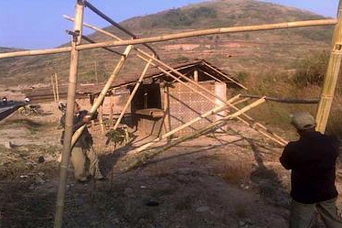 Hanya beberapa jam sebelum kunjungan Presiden Susilo Bambang Yudhoyono, Rabu (24/8/2011) pagi ini, para pemilik warung liar di tepi Jalan Lingkar Nagreg mulai membongkar warungnya. Padahal, warung itu baru berdiri beberapa hari lalu untuk mengais rejeki saat musim mudik Lebaran.