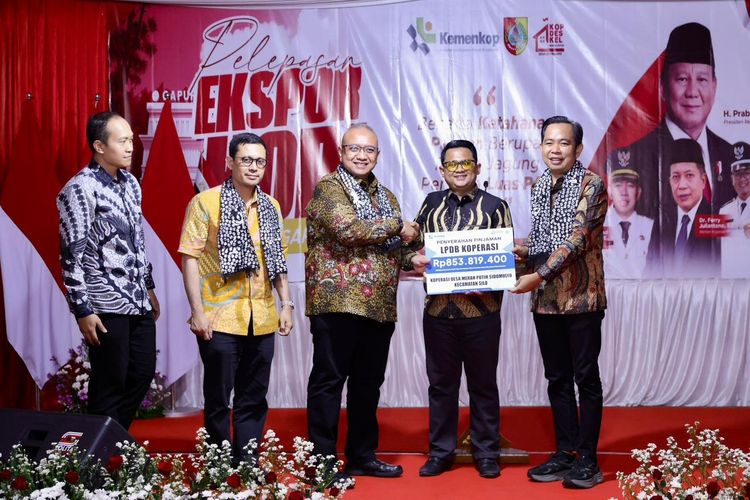 LPDB Koperasi secara simbolis menyerahkan bantuan pinjaman kepada Koperasi Desa Kelurahan Merah Putih (KDKMP) Sidomulyo.