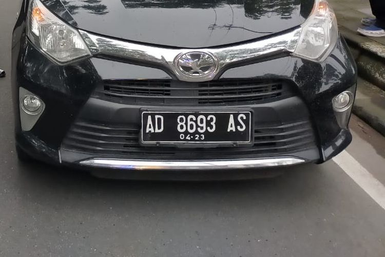 Pengguna kendaraan dengan pelat nomor palsu dihentikan untuk dilakukan pemeriksaan dokumen kendaraan di Solo, Jawa Tengah