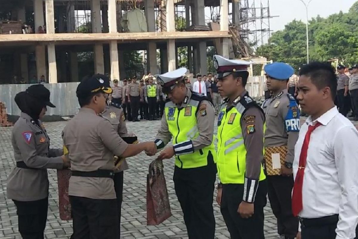 Bripka Oky dan Bripka I Made mendapatkan penghargaan karena menjalankan tugas dengan baik saat menghadapi Adi Saputra yang emosi dan merusak motornya sendiri, Penghargaan diberikan Kamis (14/2/2019).