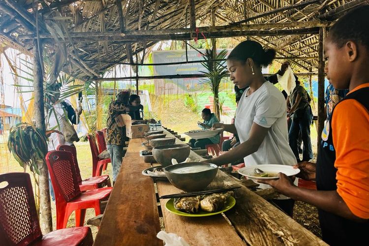 Warga Kampung Abar, saat menyiapkan papeda dalam gerabah disela-sela pelaksanaan Festival Helay Mbay Hote Mbay yang berlangsung di Kampung Abar, Distrik Ebungfau, Kabupaten Jayapura, Papua, Kamis (28/9/2023).