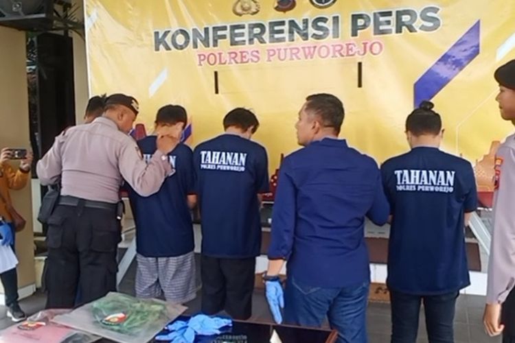 Para tersangka saat menjalani konferensi pers di Mapolres Purworejo pada Jumat (24/2/2023)