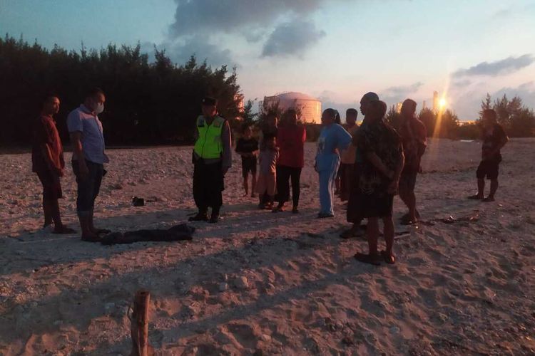 Petugas kepolisian melakukan olah tempat kejadian penemuan mayat bayi di tepi pantai pasir putih Desa Remen, Kecamatan Jenu, Kabupaten Tuban, Jawa Timur. Minggu (16/4/2023)