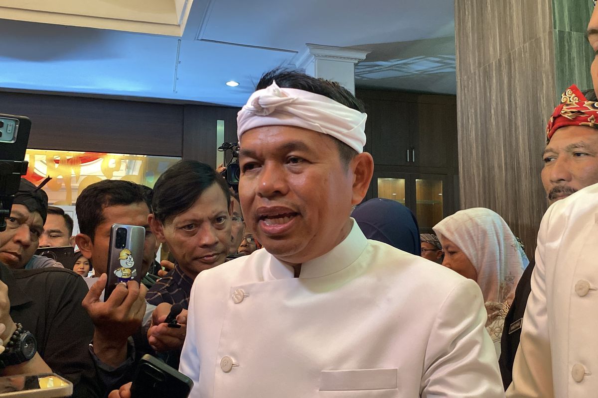 Gubernur Jawa Barat Dedi Mulyadi saat menghadiri Hari Jadi Indramayu ke-498 di Gedung DPRD Indramayu, Selasa (7/10/2025)