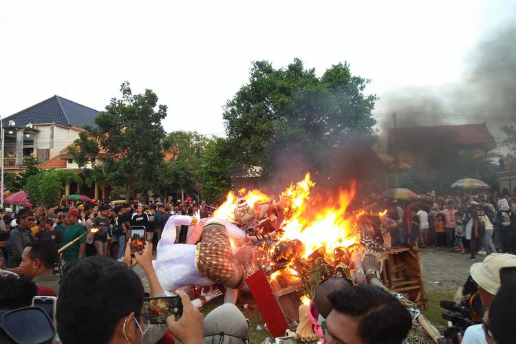 Usai diarak berkeliling kampung, sebanyak 13 ogoh ogoh kemudian dibakar di lapangan Desa Balun, Kecamatan Turi, Lamongan, Jawa Timur, Selasa (21/3/2023).