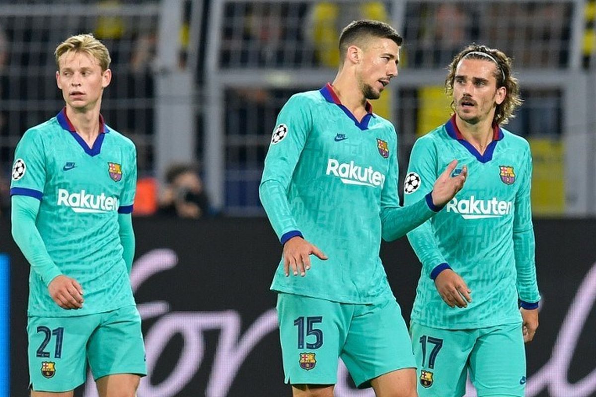 Frenkie De Jong, Clement Lenglet, dan Antoine Griezmann tampak tengah berdiskusi laga Borussia Dortmund vs Barcelona dalam pertandingan Liga Champions di Signal Iduna Park, 17 September 2019. 