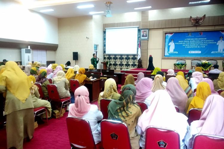 Ratusan kepala sekolah dan guru di Kabupaten Blitar menghadiri seminar edukasi keuangan digital di Kantor Bupati Blitar yang diselenggarakan oleh Tim Percepatan Akses Keuangan Daerah, Senin (9/10/2023)