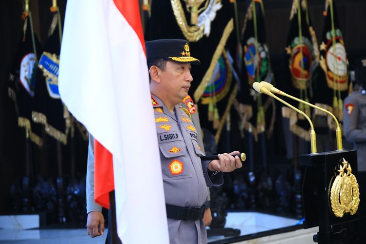 Kapolri Jenderal Listyo Sigit Prabowo memimpin upacara Korps Raport atau kenaikan pangkat 14 perwira tinggi Polri termasuk Dankorbrimob Polri.