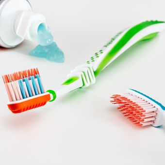 Kebersihan gigi dan mulut yang buruk adalah salah satu penyebab bau mulut.