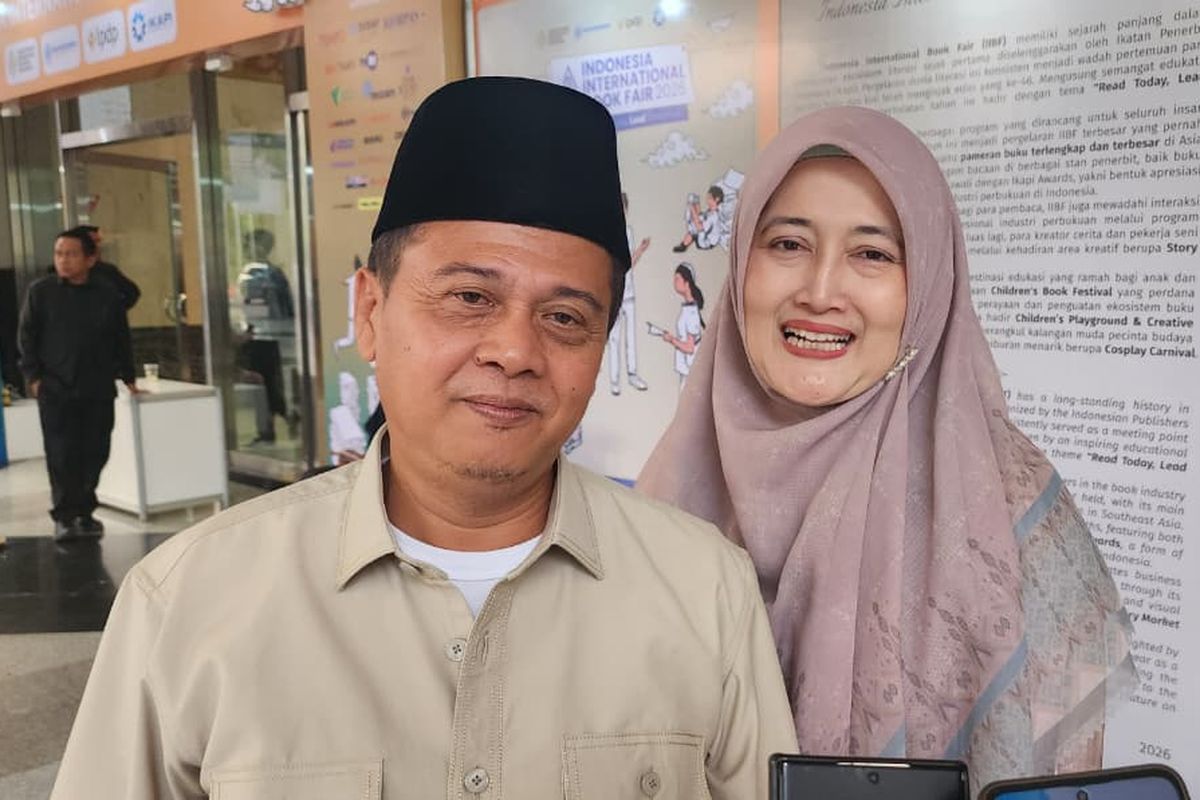Pimpinan Pondok Pesantren La Tansa Cipanas, KH Adrian Mafatihullah Karim, bersama istrinya, Khairunnisa, dalam bedah buku Luka Lelaki, Berpikir Bijak Sebelum Bertindak pada Indonesia International Book Fair (IIBF) 2026 di Jakarta International Convention Center (JICC).