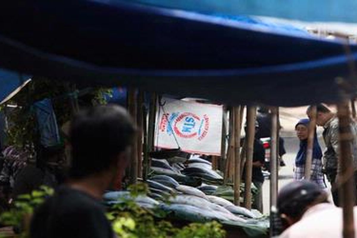 Pedagang ikan bandeng musiman menggelar lapak di kawasan Rawa Belong, Jumat (20/1/2012), menjelang hari raya Imlek. 