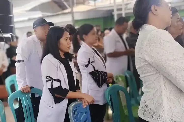 Pita Hitam di Lengan Kanan, Ribuan Orang Antar Jenazah dr Icha ke Peristirahat Terakhir di Kupang