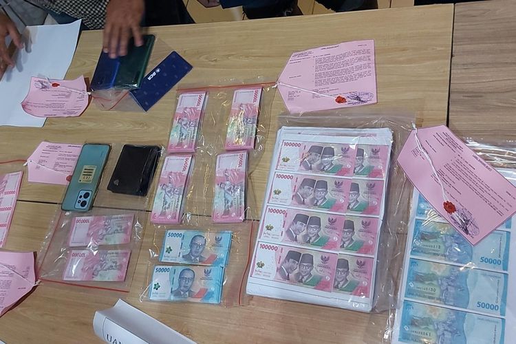 Barang bukti yang dibawa pelaku pembuat dan pengedar uang palsu di Surabaya, Jumat (15/3/2024).