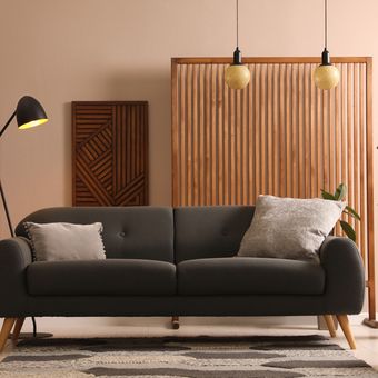 Ilustrasi ruang tamu dengan sofa warna hitam. 