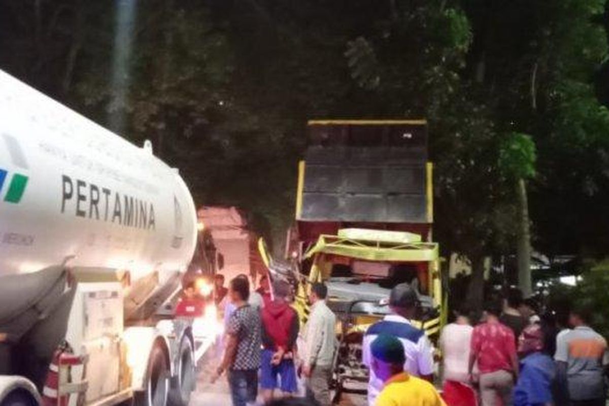
Bocah 6 Tahun Penumpang Odong-odong Tewas Tertimpa Truk, Kakaknya Selamat. Laka Lantas Dua Truk Tabrakan Lalu Timpa Transportasi Odong-odong 