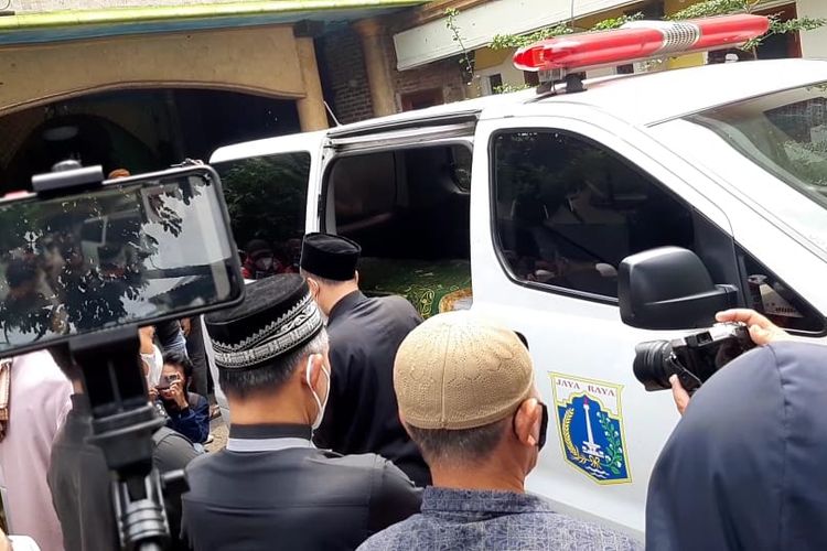 Jenazah Dorce Gamalama dishalatkan di Masjid Al Hayyu, Jakarta Timur, Rabu (16/2/2022), sekitar pukul 13.30 WIB. Jenazah Dorce sengaja tidak diturunkan dari mobil jenazah untuk mematuhi protokol kesehatan pemakaman jenazah yang meninggal usai dinyatakan positif Covid-19.  