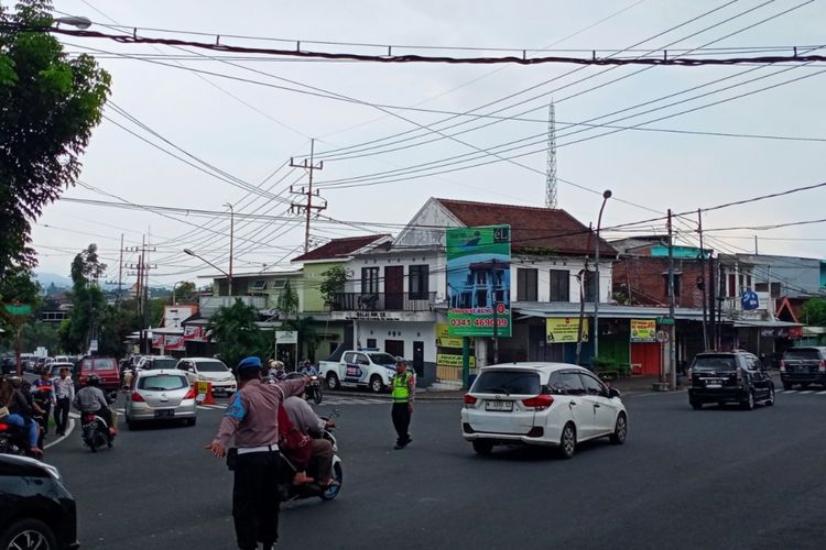 Kondisi kendaraan yang masuk - keluar di pertigaan Pendem, Kota Batu, Jawa Timur terpantau mulai terjadi peningkatan pada hari ini, Kamis (11/04/2024), siang. 