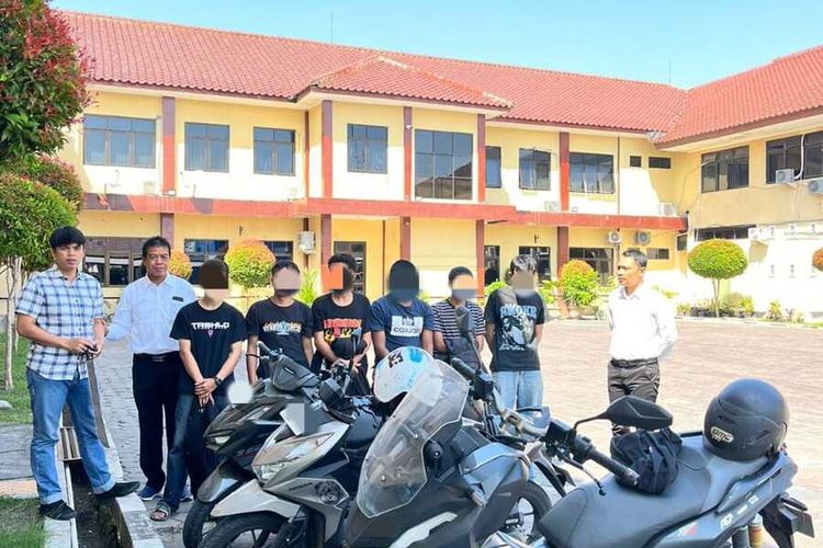 DIAMANKAN WARGA: Warga menyerahkan enam pelajar ke Polres Kulon Progo lantaran curiga para pelajar itu mau bikin onar di wilayah Padukuhan Kalangan, Kalurahan Bumirejo, Kapanewon Lendah, Kabupaten Kulon Progo, Daerah Istimewa Yogyakarta (DIY), Senin (12/8/2024).