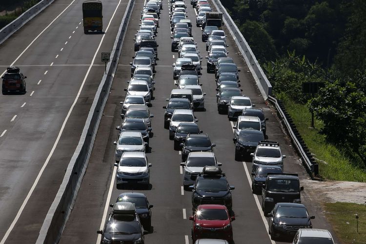 Kendaraan pemudik dari arah Jakarta melewati Tol Semarang-Solo, Jawa Tengah, Jumat (31/5/2019). Volume arus mudik dari arah Jakarta yang memasuki Gerbang Tol Bawen-Salatiga menuju ke sejumlah wilayah di Jateng dan Jatim pada H-5 siang hari terpantau padat merayap.