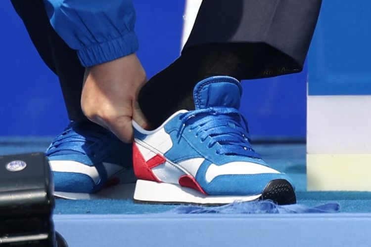 Sepatu Kets Merah-Biru Milik Capres Korsel Jadi Tren, Pilihan Warna Punya Makna Politik