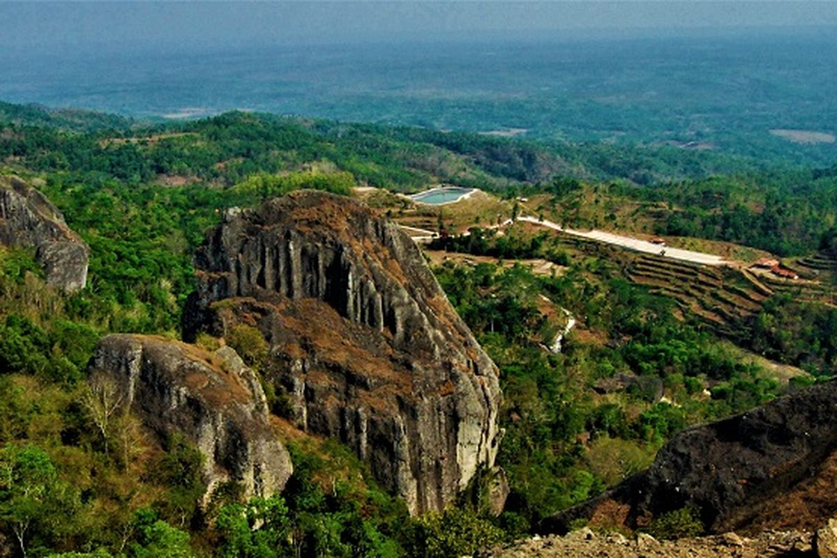 Pemandangan Gunung Api Purba di Desa Wisata Nglanggeran, Yogyakarta (Shutterstock/Berta Alviyanto).
