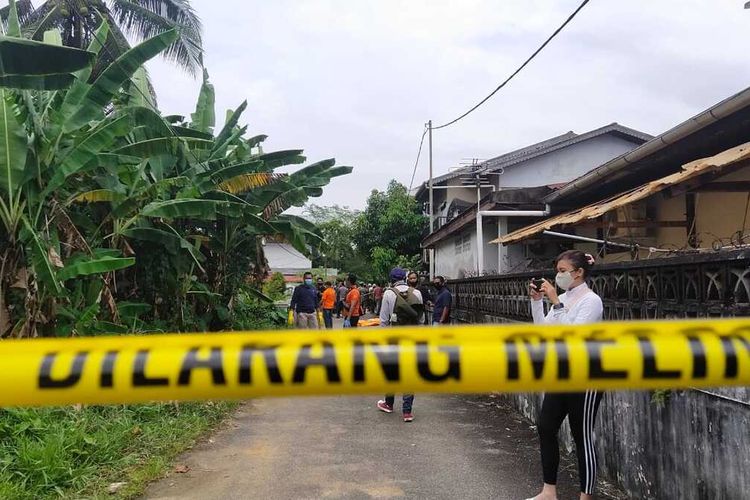 Seorang pria paruh baya berinisial BR ditemukan tewas dengan sejumlah luka tusuk di Gang Sawit, Jalan A Rahman Saleh, Kota Pontianak, Kalimantan Barat (Kalbar), Minggu (4/10/2020) sekitar pukul 09.30 WIB.