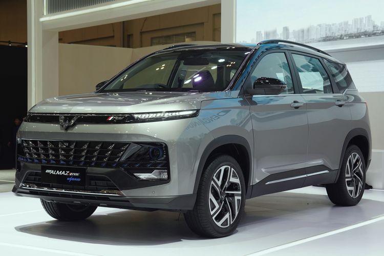 Wuling New Almaz RS tampil perdana pada ajang Gaikindo Indonesia International Auto Show (GIIAS) 2023 yang digelar di ICE BSD City, Kabupaten Tangerang, Banten, Kamis (10/8/2023). 