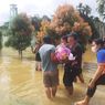 Warga Tak Sadarkan Diri Dievakuasi Secara Estafet di Tengah Banjir Landak